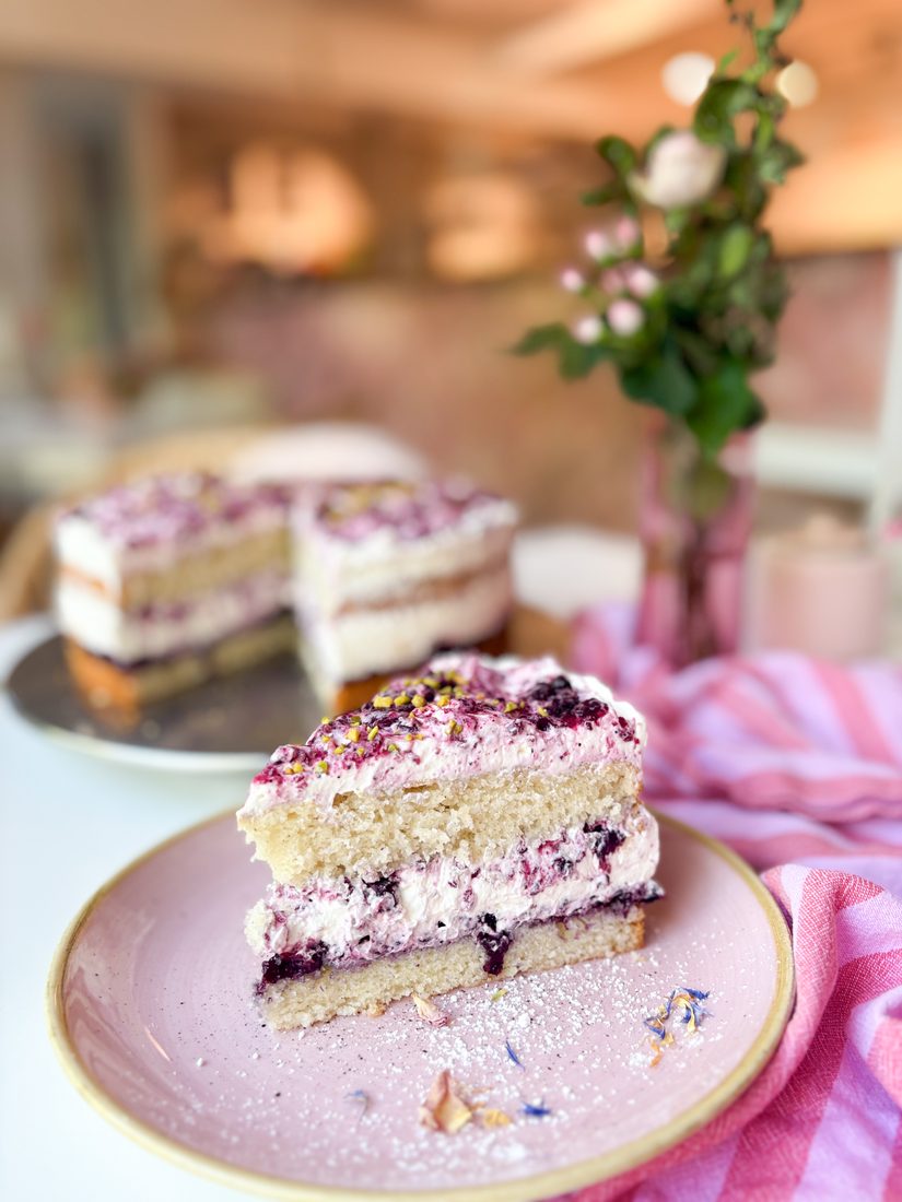 Heidelbeertorte mit Blüten