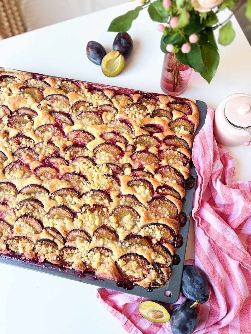 Zwetschgenkuchen mit Streuseln auf dem Blech