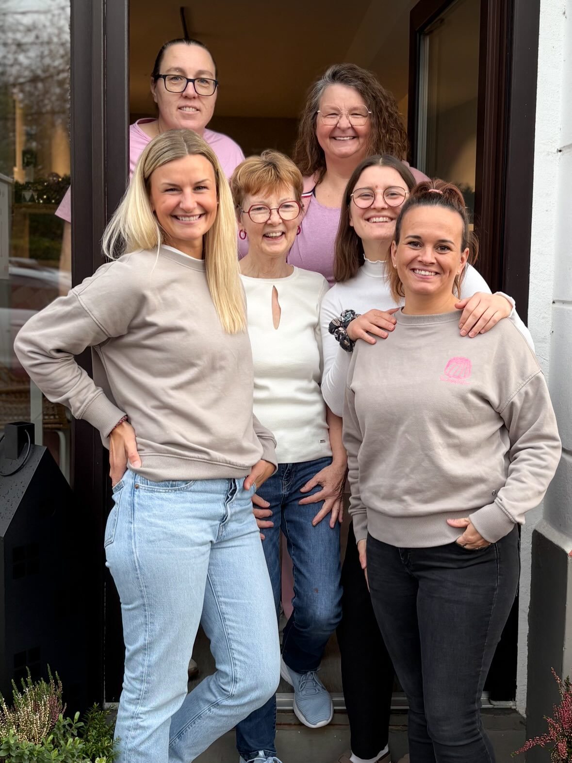Julia Behncke und ihr Team am Eingang des Cafés